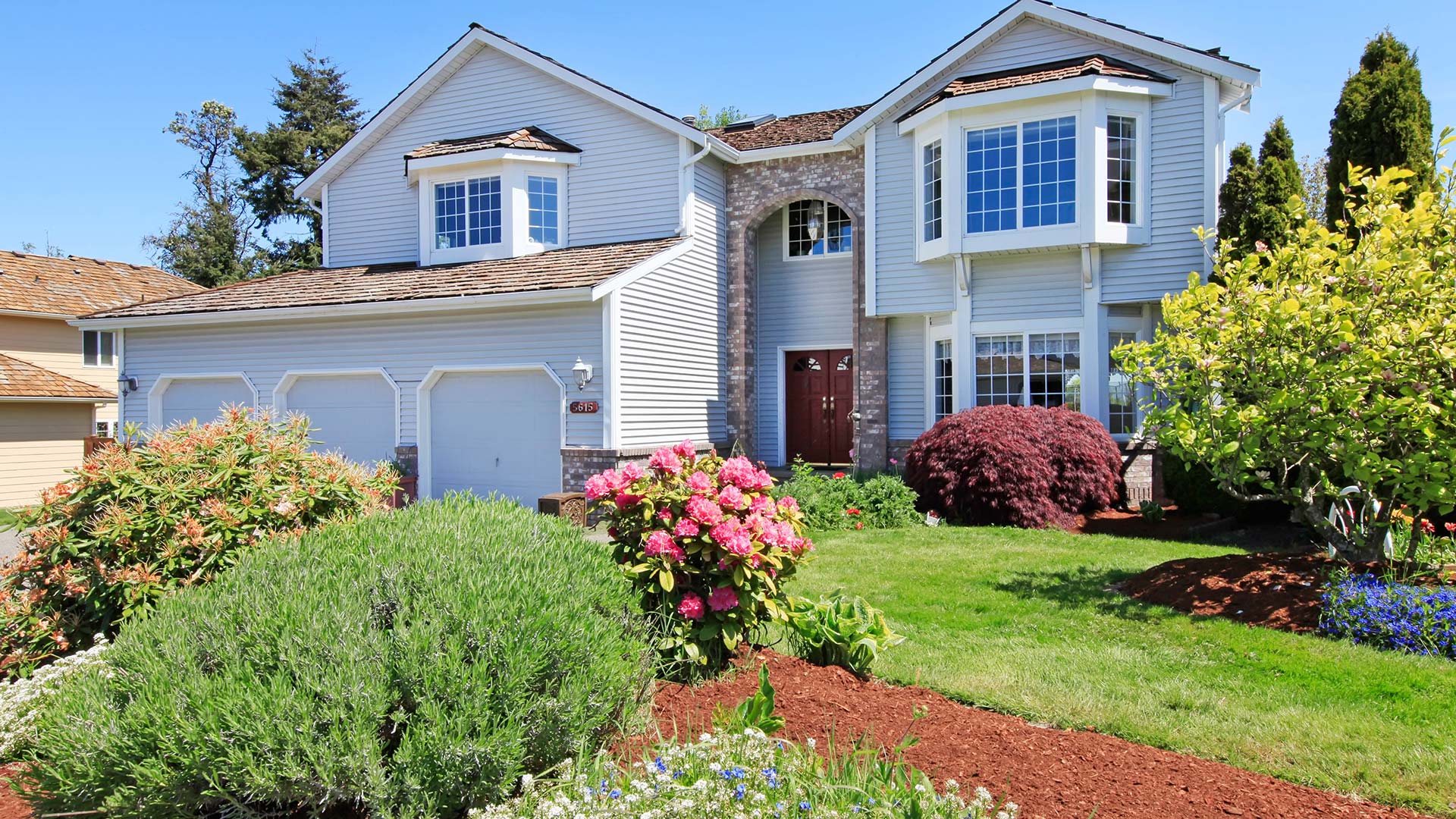 A home with regular landscape maintenance in Oregon City, OR.
