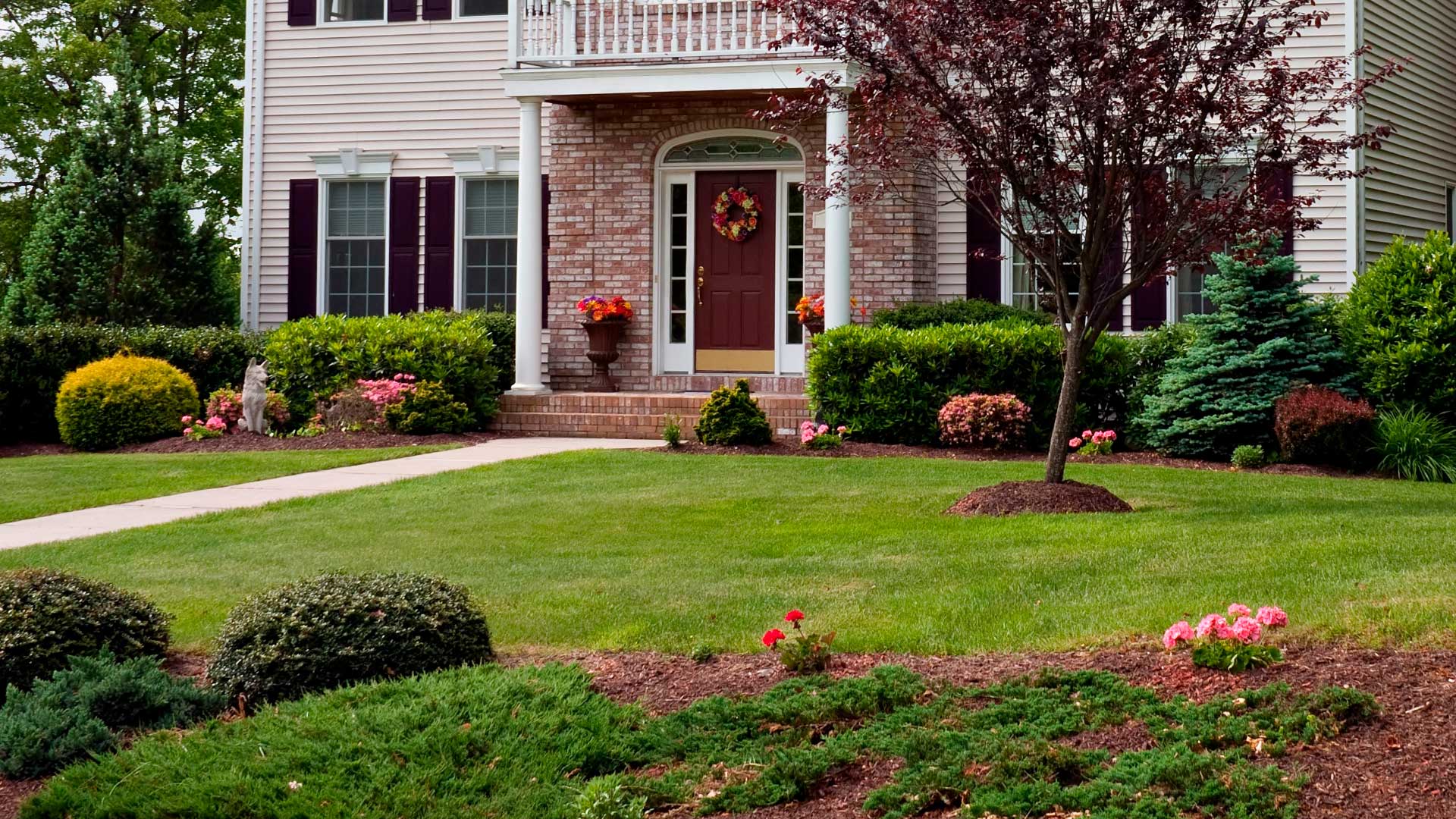 Home with regular landscape maintenance services in Orient, Oregon.