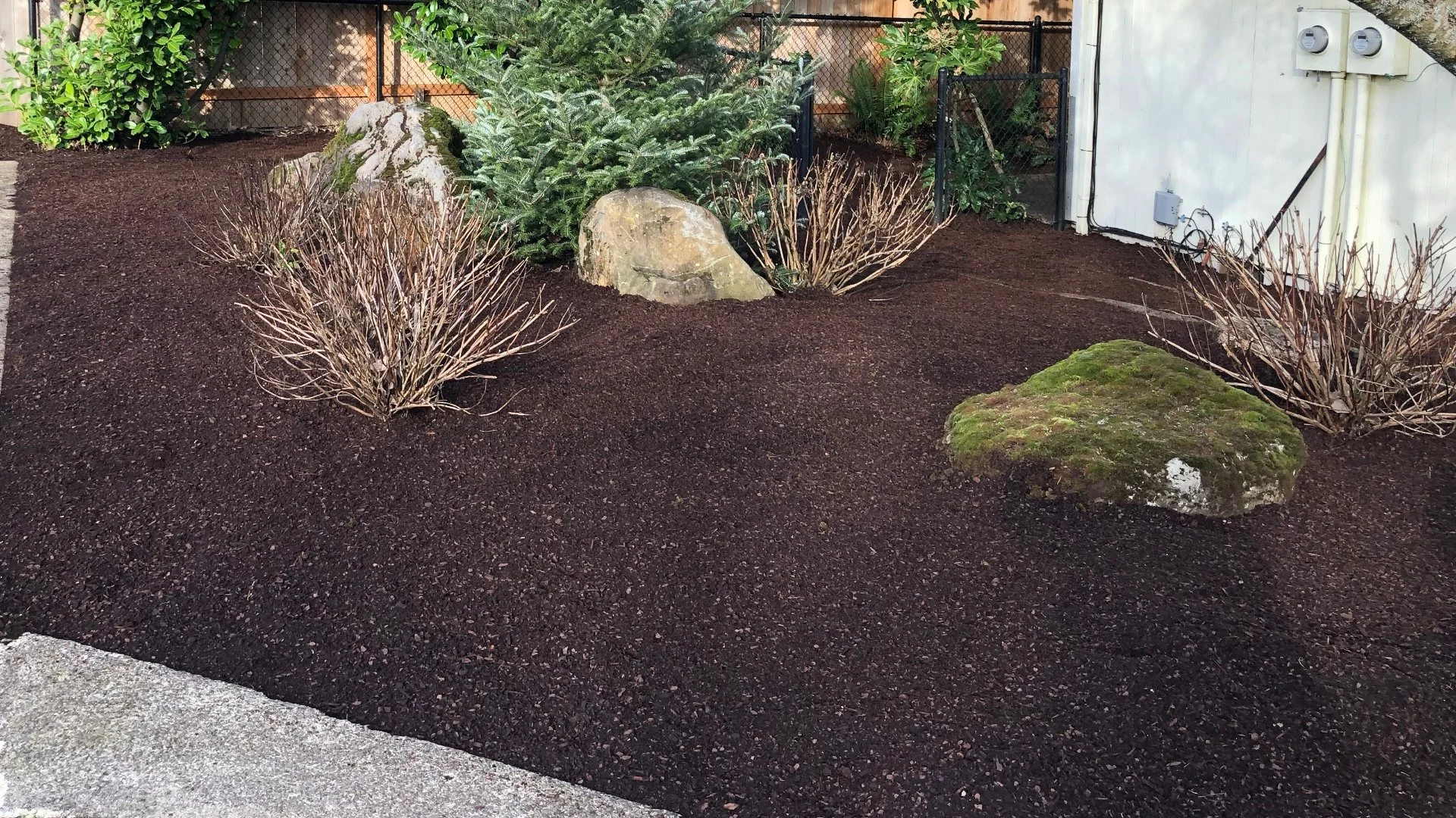 Is It a Good Idea to Mix Mulch & Rock in Your Landscape Beds?